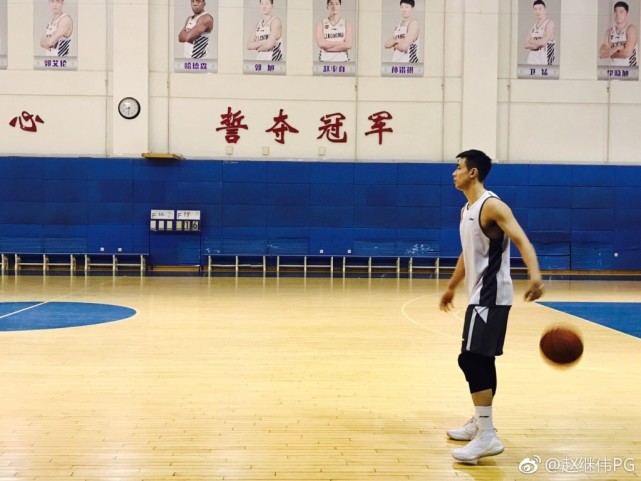 全队回到辽宁休整,赵继伟哪怕大年十五也不放松,在训练馆挥汗如雨地加