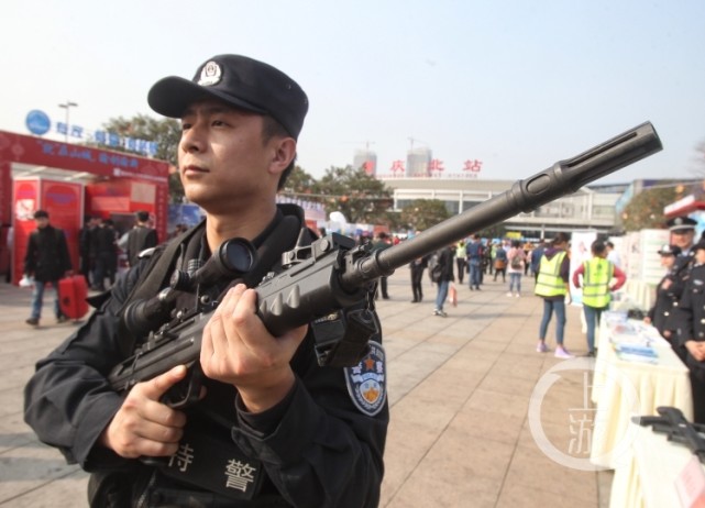 霸气!《红海行动》中的狙击枪亮相火车北站