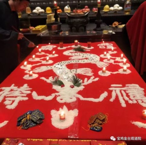 福禄寿全,左边是北斗七星,右边的是南斗六星,上面是三台星君,太阴