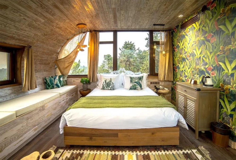 树屋由两个单独木屋衔接在一起,一高一低的两个独立木屋距离不远,室内