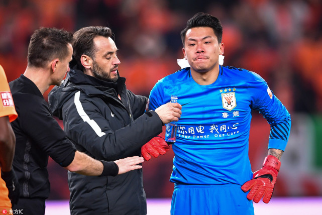 王大雷巴坎布较上劲?手抛球受阻+身体相撞双