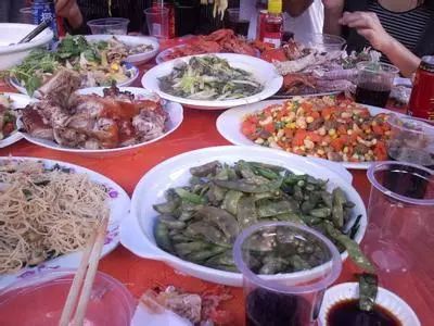 广东台《今日关注》主持人郑达来吴川吃年例