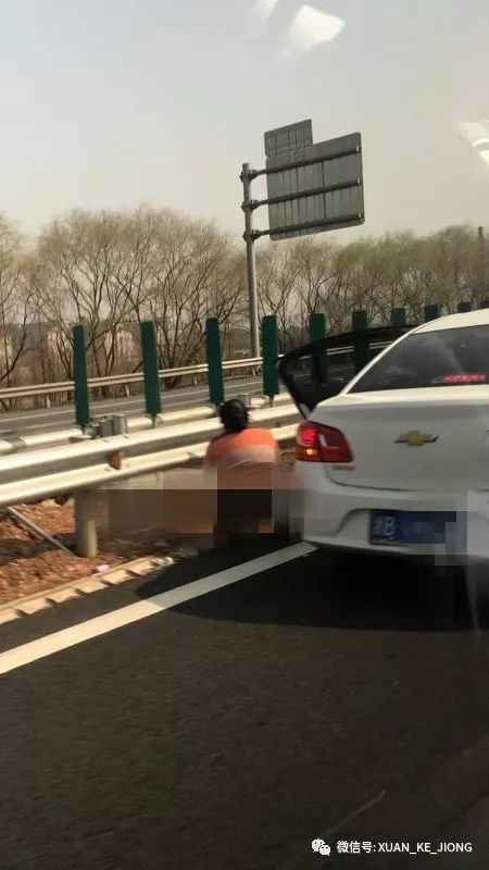 上海高架上有人停下来打开车门直接撒尿
