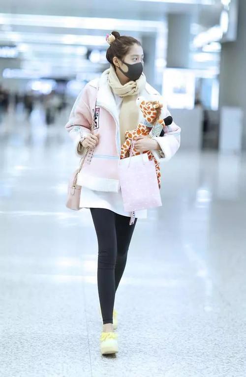 关晓彤和鹿晗一起参加跑男录制,还记得当年她过生日让男团坐地上