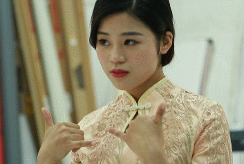 "大娇娇头顶上的单揪揪也改成双揪揪了,甜美度直线飙升,简直可爱到没