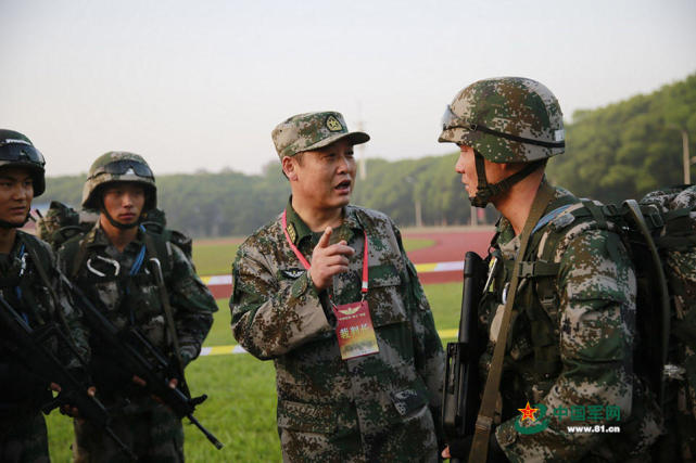 中部战区陆军比武战士单兵装备真带劲