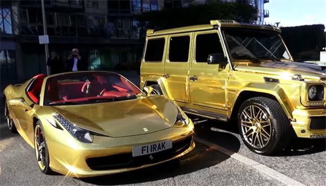一男子看到一辆400万黄金法拉利,十分兴奋,