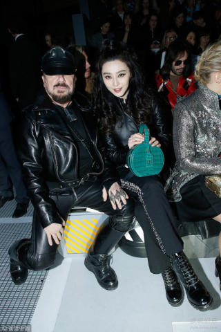 范冰冰坐头排看秀.