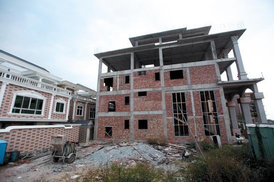 陆丰到博社的路上,沿途有无数的禁毒宣传广告博社村东头十多座连成片