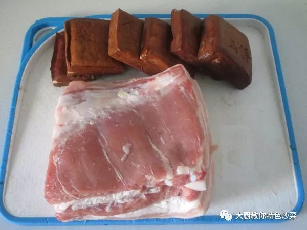 豆干对角切块   wash the pork cut, ma dried tofu cut diagonally