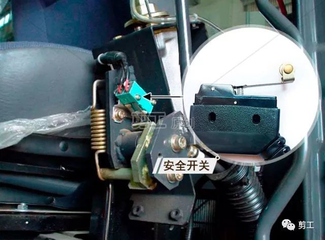 挖机瞬间变成植物人 全车无动作轻松解决!_腾讯新闻