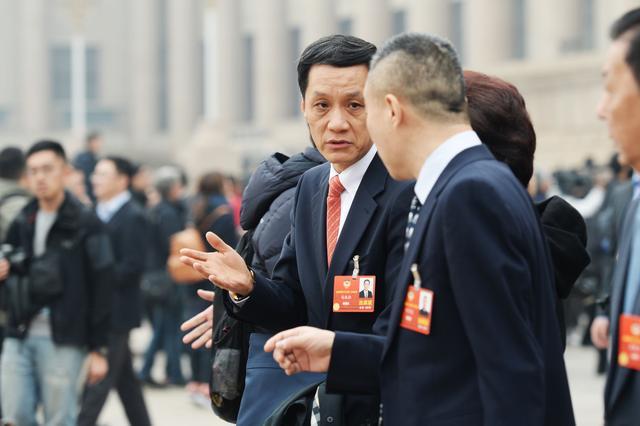 两会明星委员的2018,成龙冯小刚贾樟柯冯远征