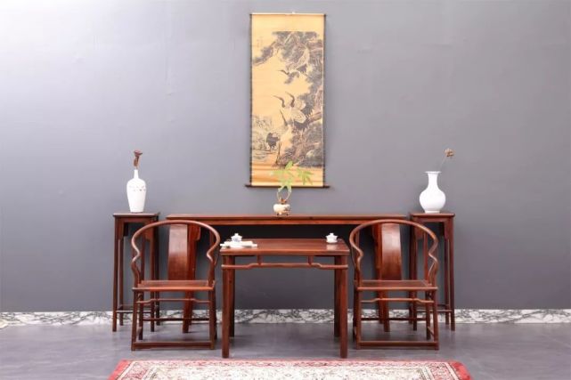 结合室内的空间环境而来,因此上,与其他客厅类家具相比,中堂的形式感