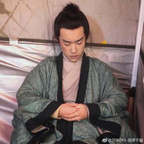 易烊千玺式“佛系”泡脚你get到了吗？穿道服却用塑料桶泡脚！