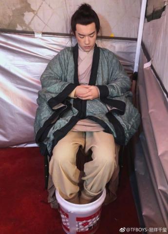 易烊千玺式“佛系”泡脚你get到了吗？穿道服却用塑料桶泡脚！