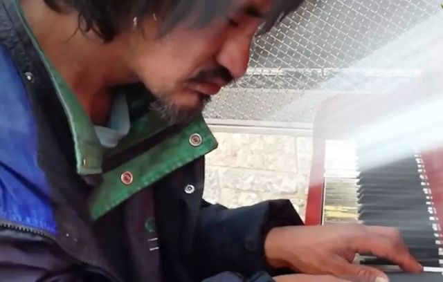 加拿大流浪汉网红去世 街头弹钢琴感动千万网