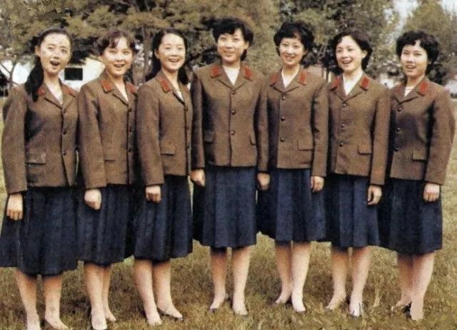 70年代後期女文工團員的演出服國慶三十五週年閱兵式女兵軍服驚豔中外