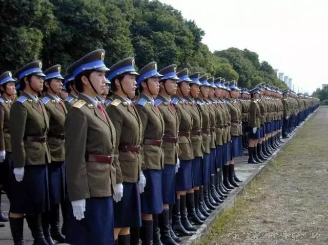 不愛紅裝愛武裝中國人民解放軍歷史上女兵服裝欣賞