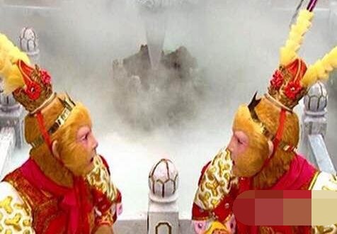 真假悟空,孙悟空有金箍棒,六耳猕猴拿的什么兵器?