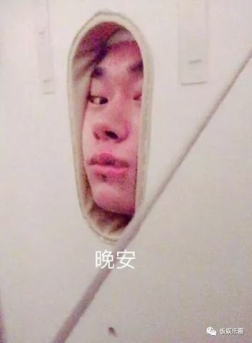 易烊千玺特别喜欢做这些事 曾被一位男星摸下巴一脸娇羞