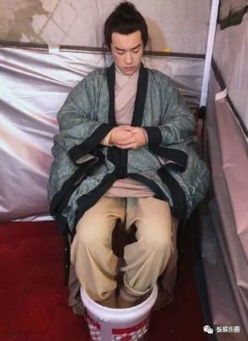 易烊千玺特别喜欢做这些事 曾被一位男星摸下巴一脸娇羞