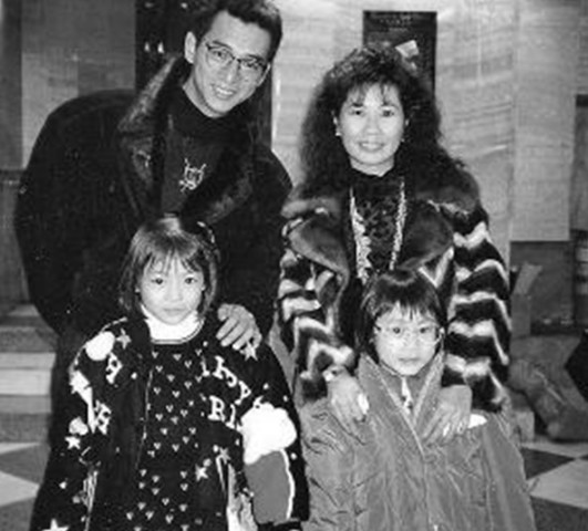 他是满洲正黄旗后裔,颜值媲美刘德华却2婚2离,55岁暴毙家中数日无人知