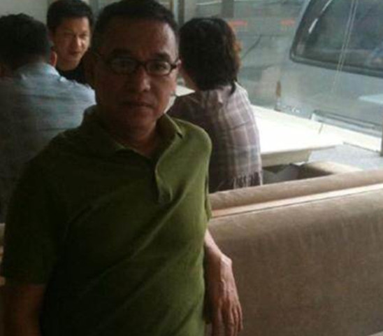 他是满洲正黄旗后裔,颜值媲美刘德华却2婚2离,55岁暴毙家中数日无人知