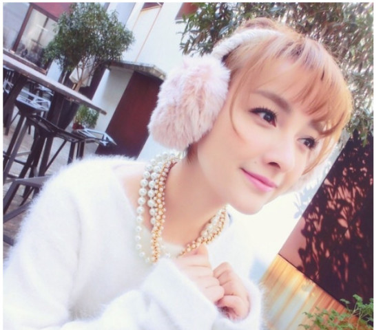 吴昕机场秀踩超细跟高跟鞋,网友直呼:肚子才是最大的亮点了