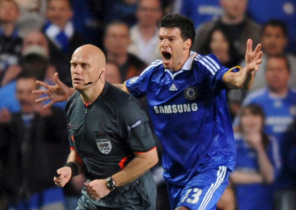 米克尔谈斯坦福桥惨案赛后各种东西和瓶子在更衣室到处乱飞