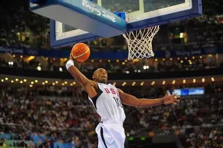 麦迪职业生涯也很爱举火烧天这一扣篮姿势,因为麦迪手掌足够大,加上