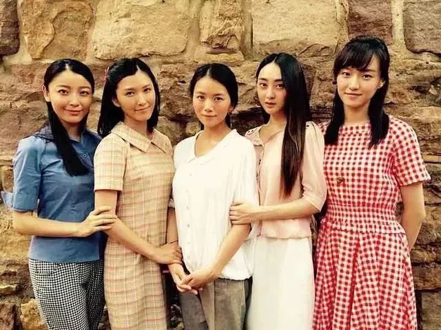 汇集了唐曾,曹曦文,巩峥等众多实力派演员的电视剧《海边女人》温情