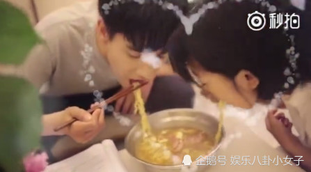 看影视剧里的荧屏小情侣们同吃一碗面的画面,是不是觉得很高甜呢?
