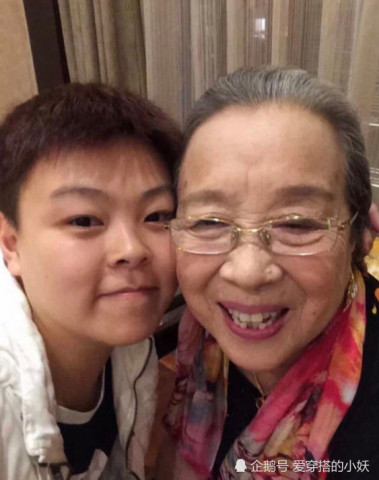 她因容嬷嬷一角被骂20余载,儿子是著名律师,孙女却长得像个男孩子
