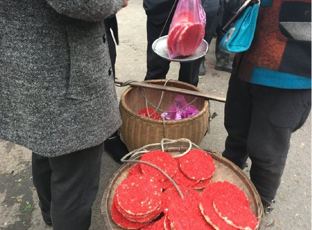 农村大妈挑着担子在集市卖"米发",味道美味寓意吉祥,生意非常的火爆