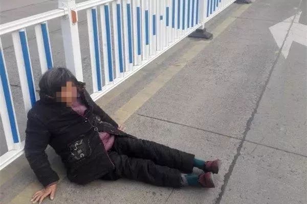 女子翻隔离栏横穿三车道 重心不稳险酿惨祸
