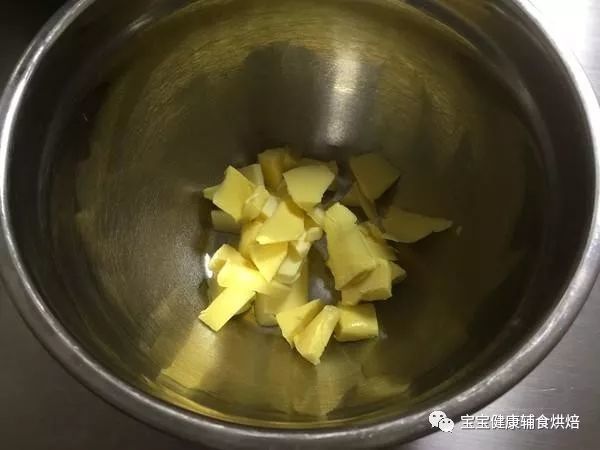 黃油軟化以後,加入糖粉和鹽,用打蛋器打發到體積稍微膨大,顏色稍變淺