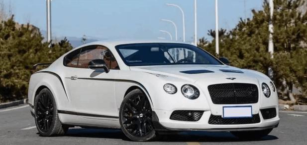 李易峰现身机场,一身黑衣保镖护驾,驾驶百万豪车离去