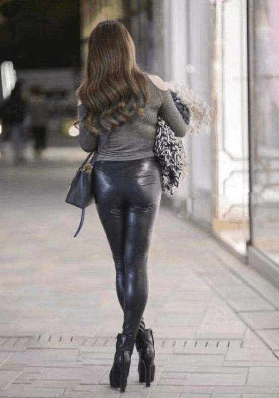 青春靓丽的紧身皮裤,勾勒迷人腿部线条,给你带