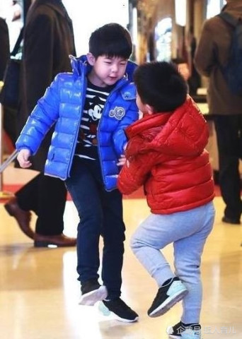 胡可带娃现身机场,安吉小鱼儿打闹不停