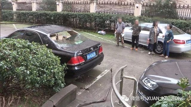 被楼上高坠的铁栏杆砸坏,而据了解,这已经不是第一次发生类似事件了