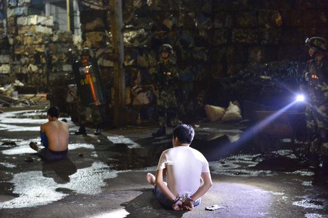 组图广东警方夜袭毒巢剿毒家族制毒团伙落网