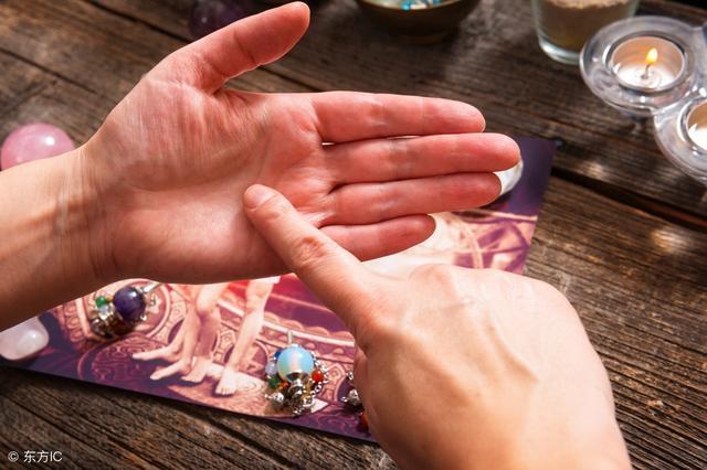 手相的财运线凌乱、玉柱纹断裂、还有漏财纹,