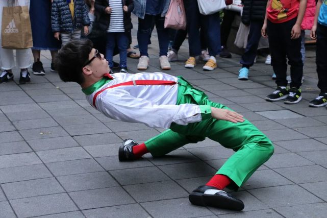跳街舞的街头艺人 他们背后的故事