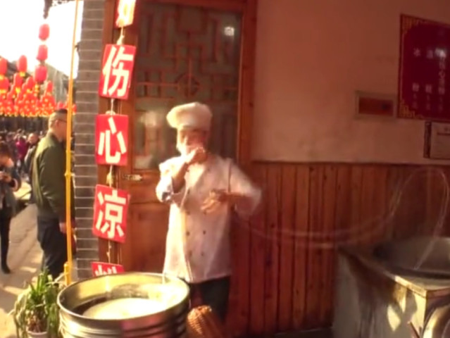 小哥用一根面在"跳舞"围观的人很多,看得真想来一碗