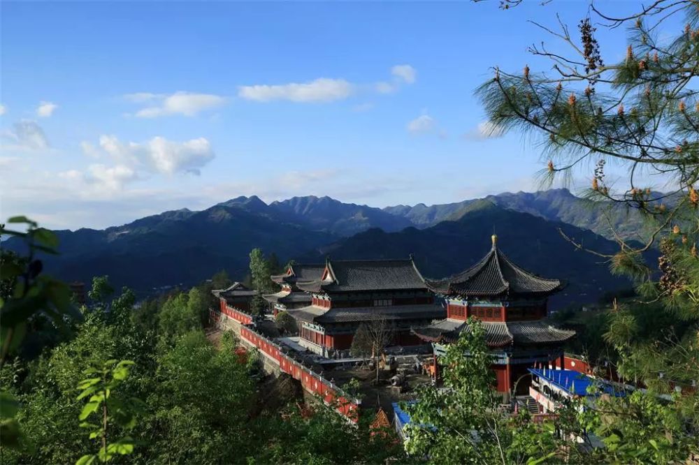 文笔山是国家aaa级景区,位于紫阳县城汉江南岸,景区分为文笔山休闲