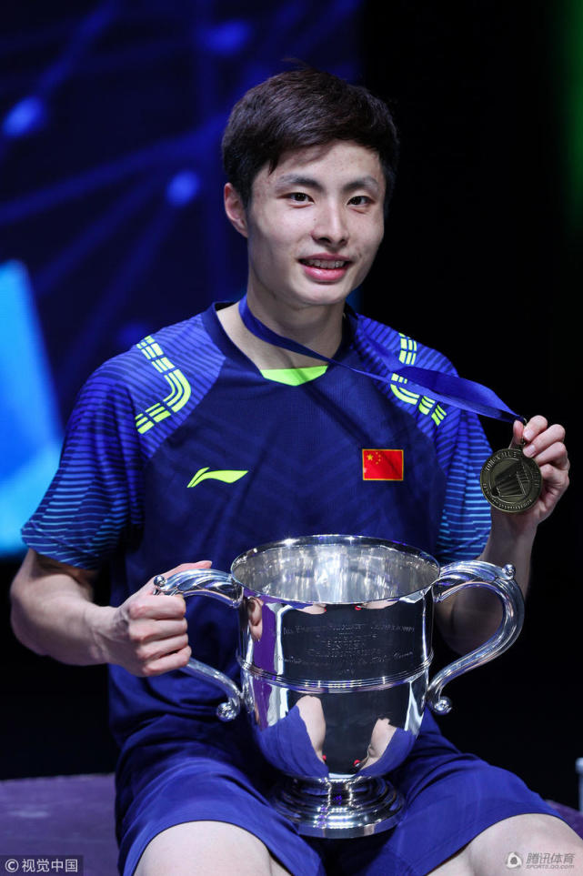 石宇奇胜林丹激情倒地 首夺全英亲吻奖杯