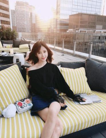 米咪和摄影师男友分手,终搭上王思聪,照片却引网友热嘲:心机太重了