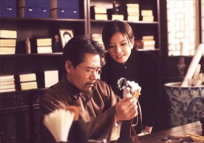 《京华烟云》则徐徐展现了大家族的兴衰过程,时代悲剧感浓厚.