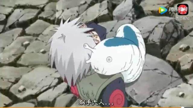 《火影忍者》卡卡西之死直接激怒了纲手,一拳