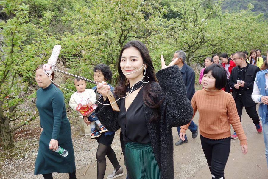 网红在线直播蓝山乡村旅游节 粉丝疯狂打CAL